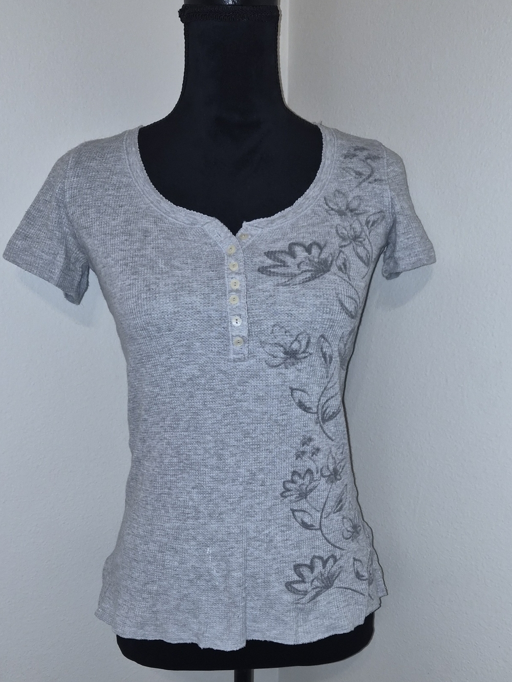 American Eagle Outfitters Gray Short-Sleeve Henley with Floral Print